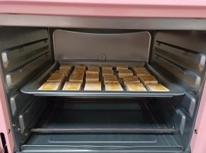 准备一个烤箱，烤盘放中间一层，上下开200度烤10分钟（我家用的是海氏c30的烤箱，温度均匀，家里日常用来烤美食特别方便）