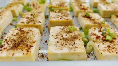 大约烤到7分钟，拿出烤盘，上下均匀地撒一层辣椒粉与十三香继续烤3分钟。