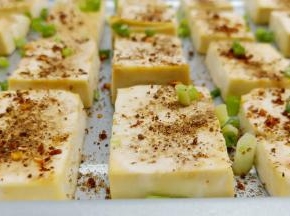 大约烤到7分钟，拿出烤盘，上下均匀地撒一层辣椒粉与十三香继续烤3分钟。