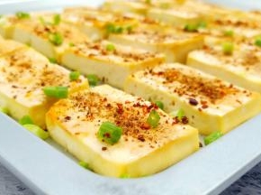 金黄诱人的烤豆腐可以吃了。