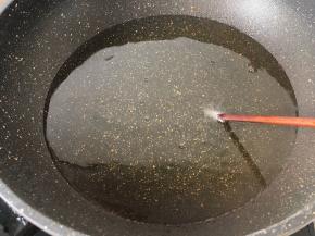 锅中放油烧热，用筷子放进去可以看见周围有密集的小热泡就可以放春卷炸了