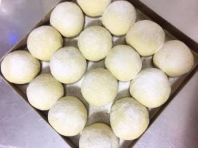 二次发酵好了表面筛一层薄薄的粉