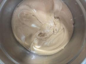 再与剩余的蛋白翻拌均匀