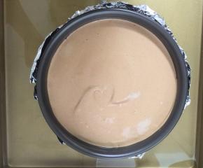 倒入模具中。活底模具要包两层锡纸，烤盘中加入凉水