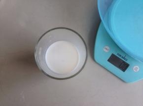 酵母溶于温牛奶中