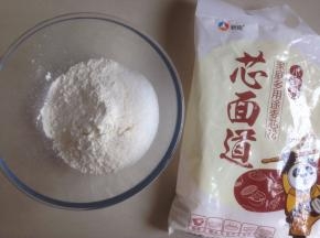 面粉和糖倒入和面盆里
