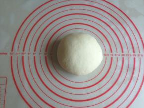 再用手将它揉成光滑的面团。面团在室温下发酵两倍大，上面要盖上保鲜膜哟，防止风干面团