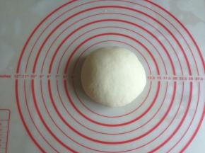 再用手将它揉成光滑的面团。面团在室温下发酵两倍大，上面要盖上保鲜膜哟，防止风干面团