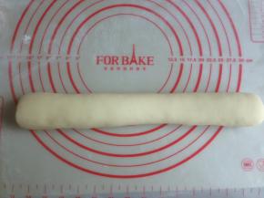 面团发酵好后，充分揉匀，排出气泡，再搓成长条