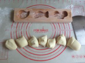 切成若干小剂子，木质模具内撒一些面粉，转匀再倒出多余的面粉