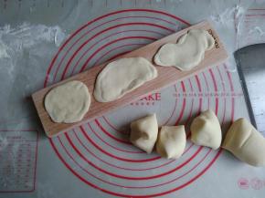 将小面剂子放入模具内，用手掌按压结实，多余的面团用刀子剔掉