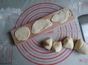 将小面剂子放入模具内，用手掌按压结实，多余的面团用刀子剔掉