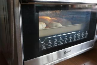 东菱K40C烤箱预热到180度，将烤盘放在烤箱中下层，烘烤15分钟左右