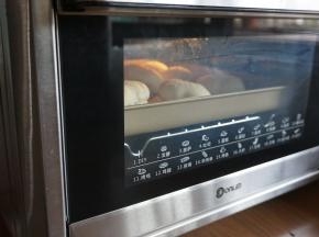 东菱K40C烤箱预热到180度，将烤盘放在烤箱中下层，烘烤15分钟左右