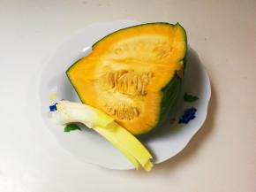 将南瓜，大葱洗净