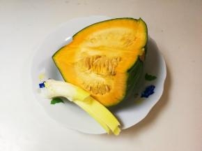 将南瓜，大葱洗净