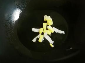 热锅凉油放入大葱煎出香味