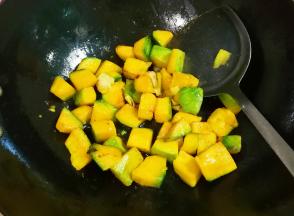 放入南瓜翻炒至表面微黄