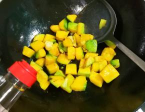 放两勺生抽翻炒均匀