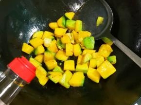 放两勺生抽翻炒均匀