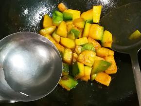 放入适两大勺热水烧开，转小火焖至熟透，糯糯的