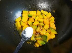 放少许盐拌匀出锅