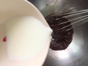 加入牛奶继续搅拌均匀