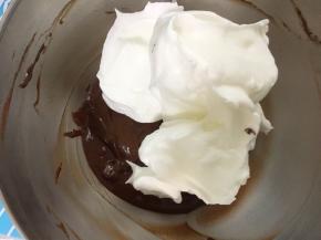 取1/2入蛋黄糊中翻拌均匀