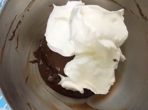 取1/2入蛋黄糊中翻拌均匀