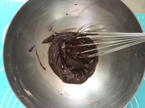 加热后的玉米油与粉类搅拌均匀