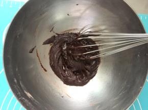 加热后的玉米油与粉类搅拌均匀