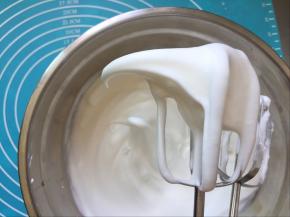 蛋白加盐，再分次加糖打发至大弯钩状态