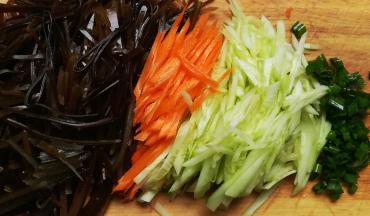 海带、胡萝卜、黄瓜全部切丝