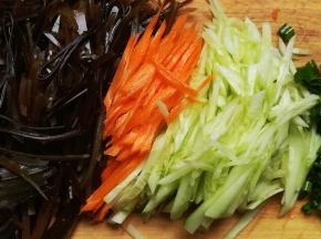 海带、胡萝卜、黄瓜全部切丝