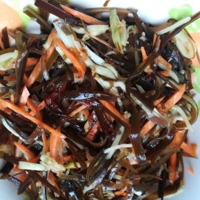 加入生抽、盐、香油