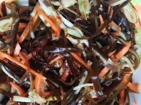 加入生抽、盐、香油