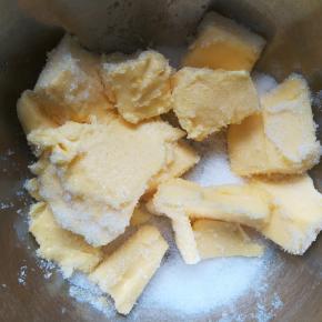 黄油室温软化与糖粉混合