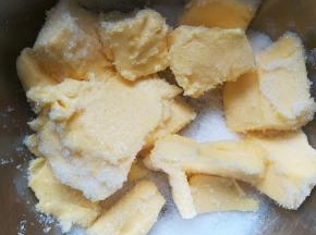 黄油室温软化与糖粉混合