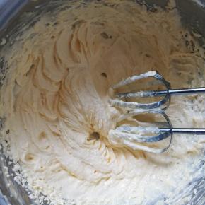 用电打蛋器打发