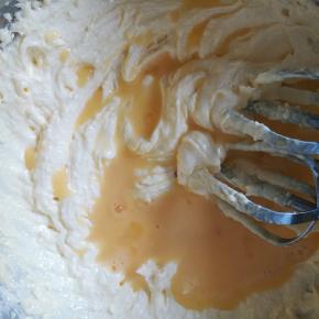 加入打发的黄油中，继续低速打发
