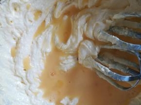 加入打发的黄油中，继续低速打发