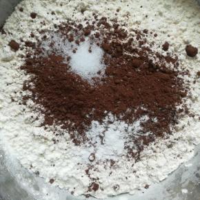 一半的低粉，一半的小苏打一半的盐和可可粉过筛
