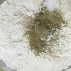 一半的低粉，一半的小苏打一半的盐和抹茶粉过筛