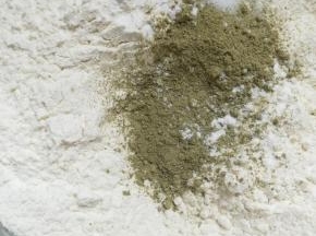 一半的低粉，一半的小苏打一半的盐和抹茶粉过筛
