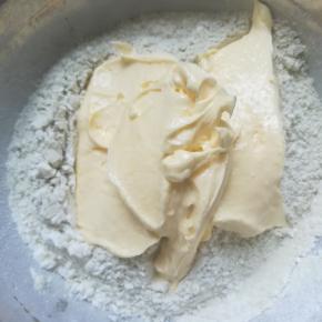 抹茶低粉加入打发好一半的黄油