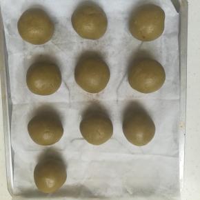抹茶面分成大小均匀的面团