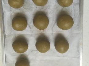 抹茶面分成大小均匀的面团