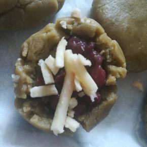 抹茶面中加入奶油奶酪和蜜豆