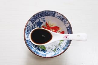 调酱汁：蒜瓣切碎、青红椒斜切放碗里加一勺生抽
