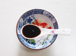 调酱汁：蒜瓣切碎、青红椒斜切放碗里加一勺生抽